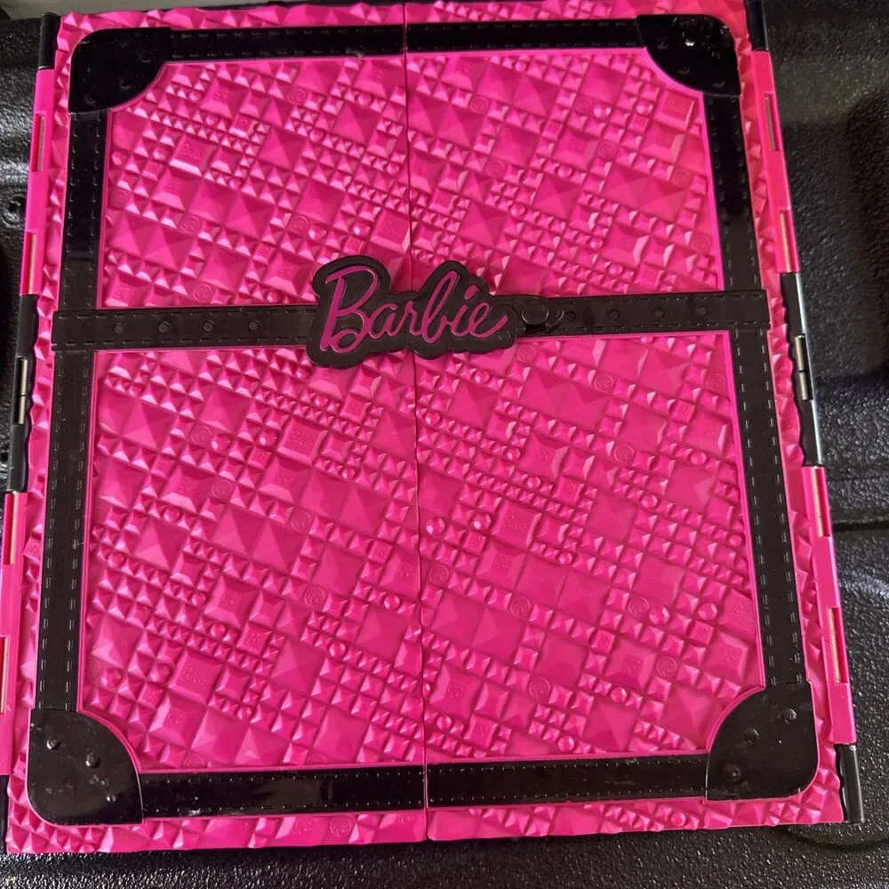 Mattel Barbie Fashionista Ultimate Wardrobe Carrying Closet Case 2011 Pink X5357